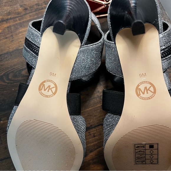 NWOT & Rare Size 9 Michael Michael Kors Meadow Mid Pump Silver - Picture 6 of 7